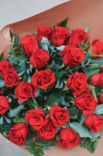 Cargar imagen en el visor de la galería, Ramo de 12 o 24 Rosas Rojas
