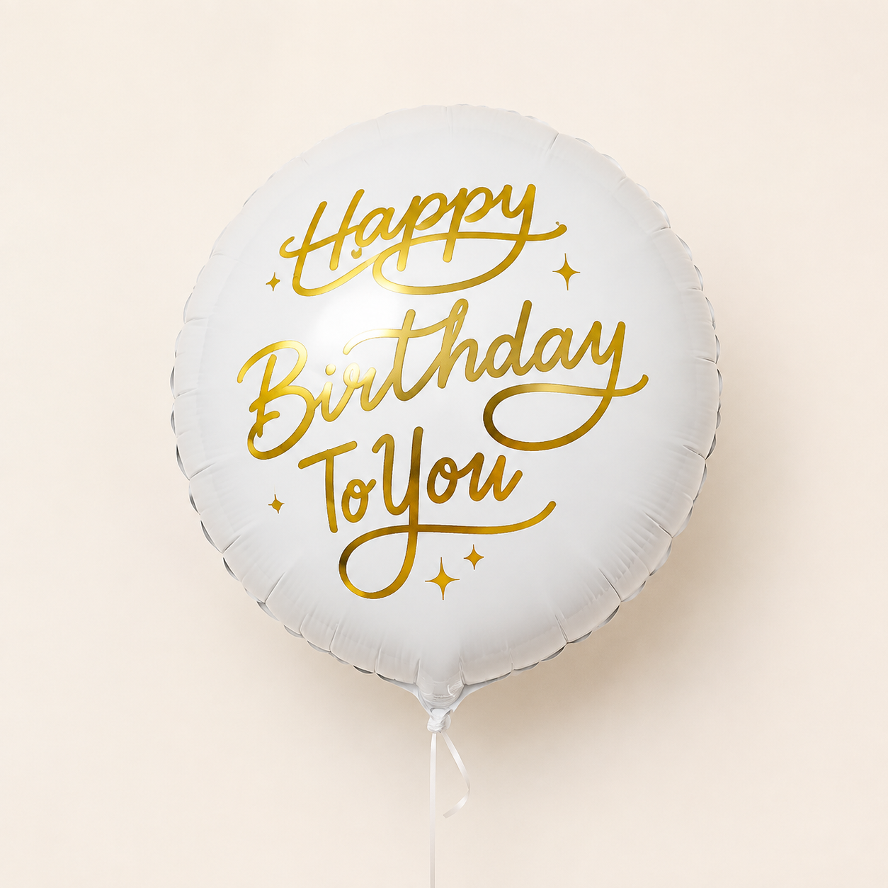Globo de helio Happy Birthday blanco y dorado sobre fondo beige claro