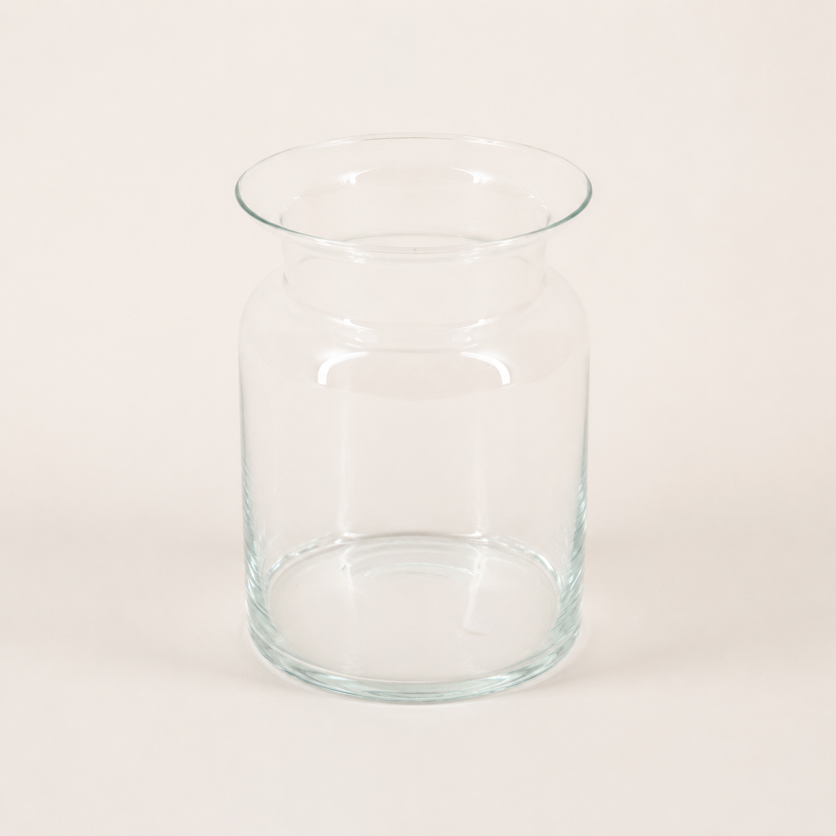 Jarrón de cristal transparente sobre fondo claro