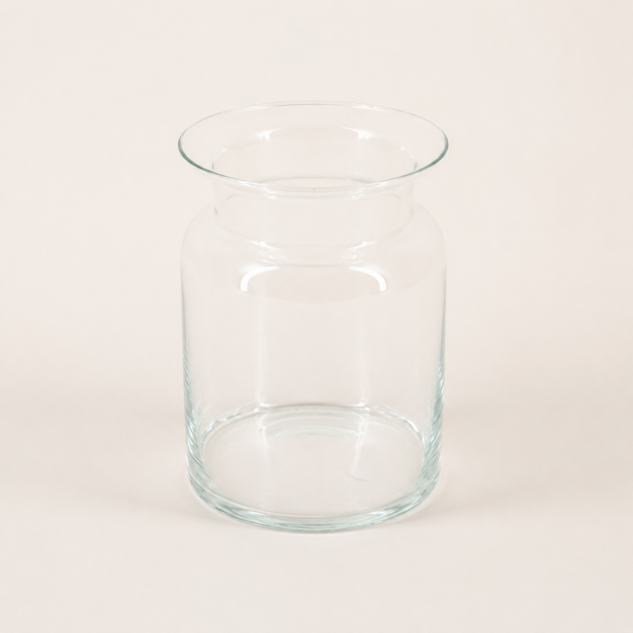 Jarrón de cristal transparente sobre fondo claro
