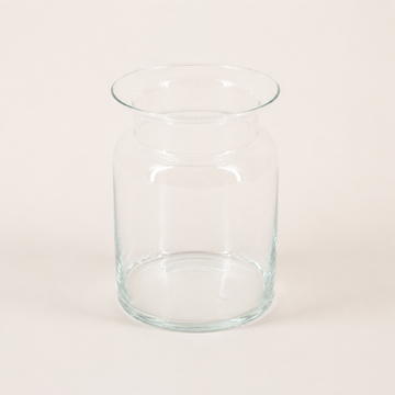 Jarrón de cristal transparente sobre fondo claro