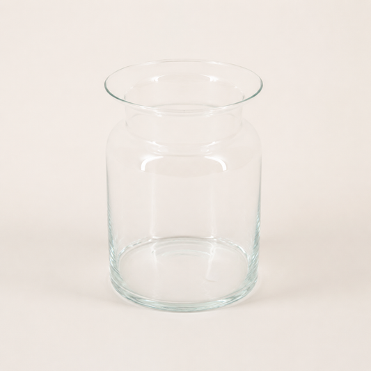 Jarrón de cristal transparente sobre fondo claro