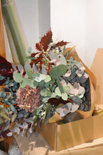 Cargar imagen en el visor de la galería, Ramo variado eucalipto y hortensias
