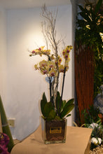 Cargar imagen en el visor de la galería, Centro cristal con orquídeas
