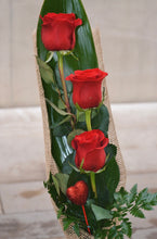 Cargar imagen en el visor de la galería, Arreglo floral 3 rosas rojas
