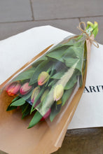Cargar imagen en el visor de la galería, Pomo de tulipanes
